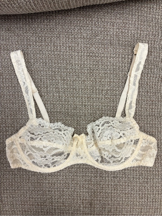 Victoria's Secret Other - Vintage 1980s Victoria’s Secret Gold Label Lace Underwire Bra – 38B